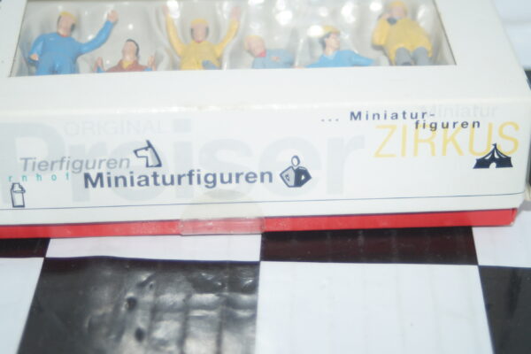 Preiser hand painted figures of workmen  68200 1:50