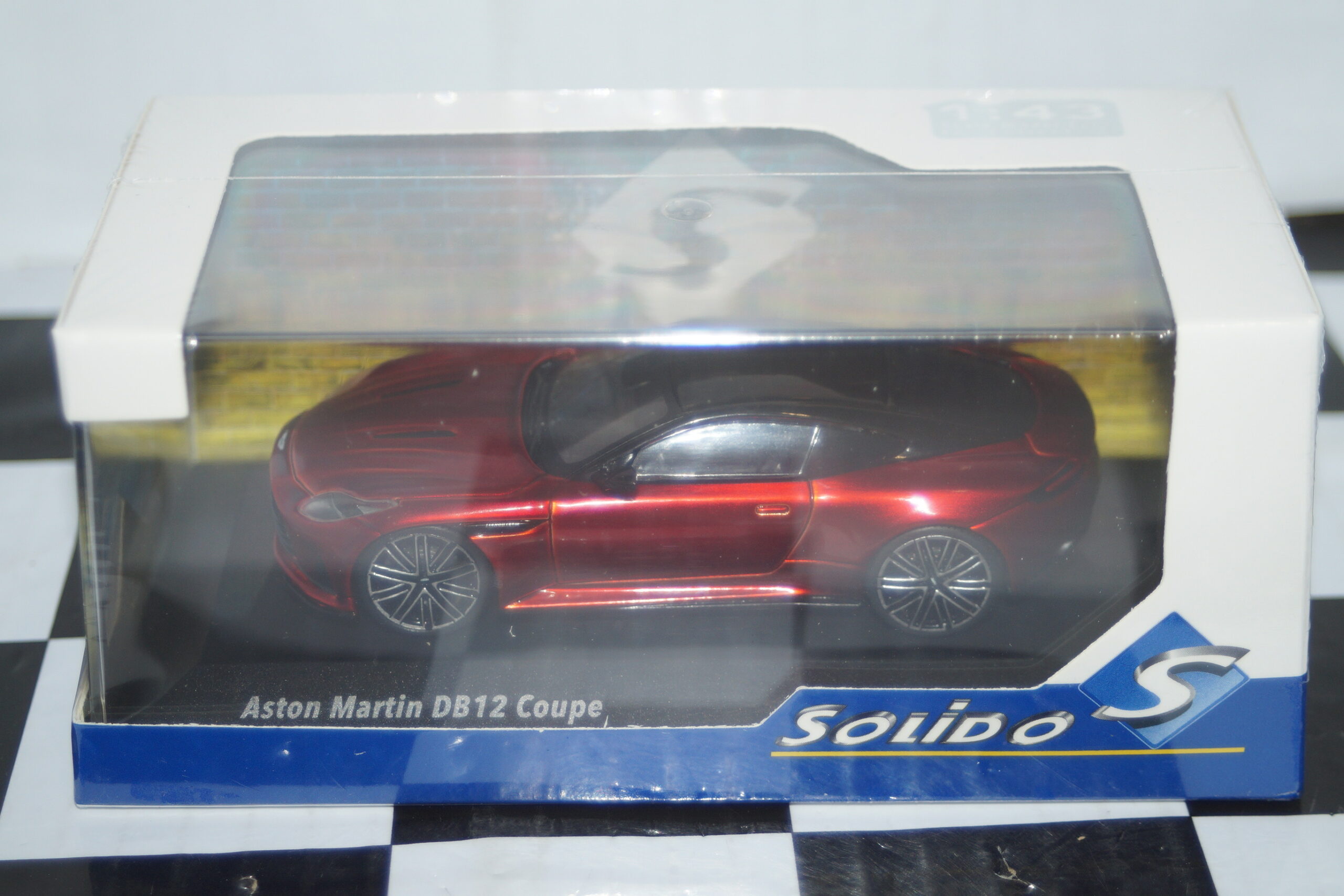 Solido aston martin db12 coupe - red 1:43rd ref s4315701