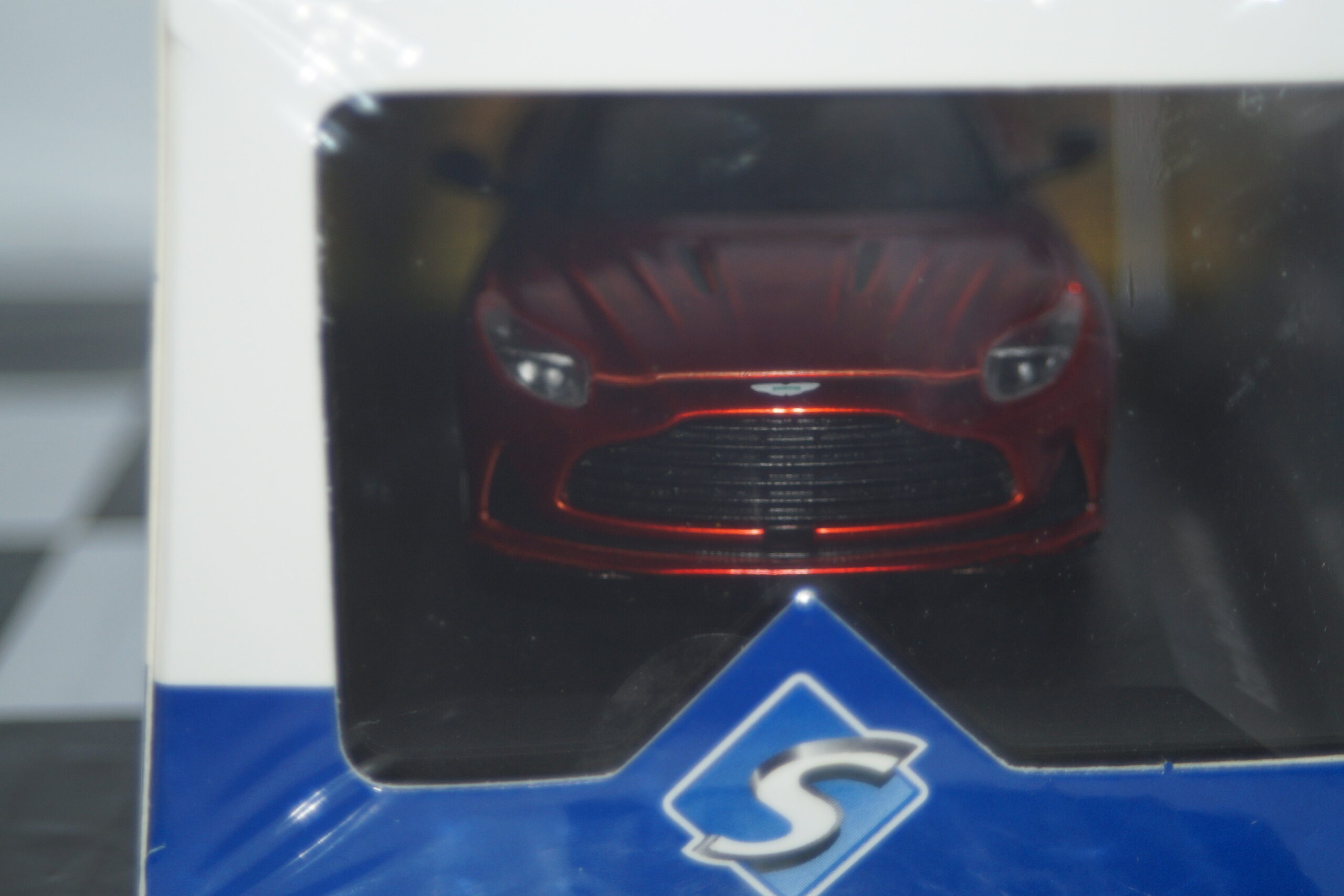 Solido aston martin db12 coupe - red 1:43rd ref s4315701