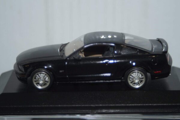Minichamps ford mustang gt black 2005 400 084121 1:43