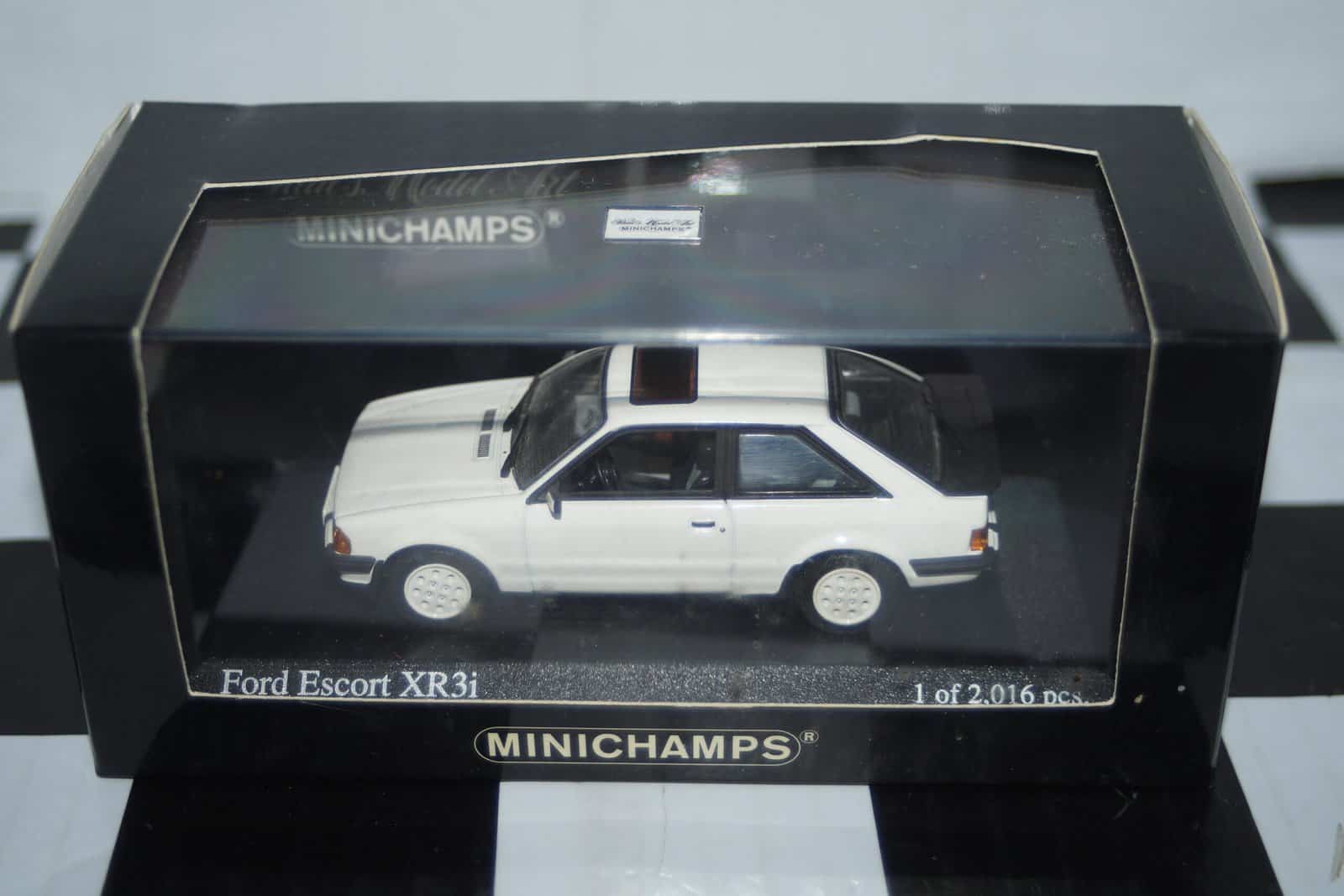 Minichamps ford escort mk3 xr3i 1982 white 3 door  1:43 diecast