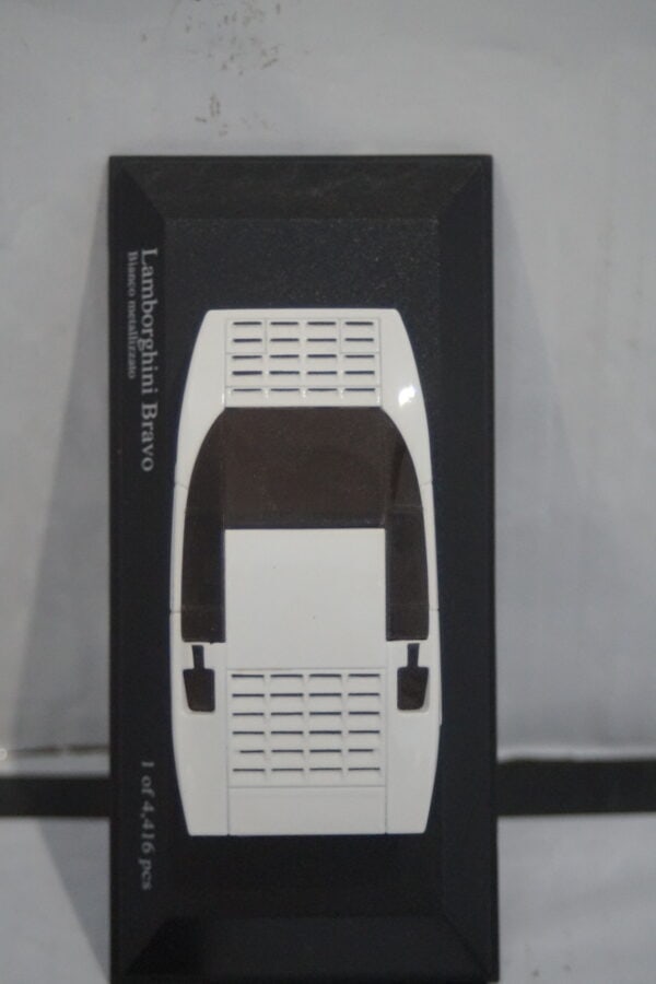 Minichamps lamborghini bravo 1974 white 1:43 400 103670