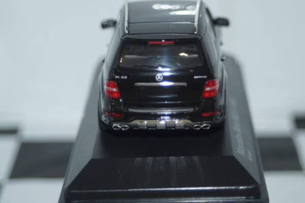 Minichamps mercedes benz ml63 amg 2008 in black 1:43 ref 400 037670