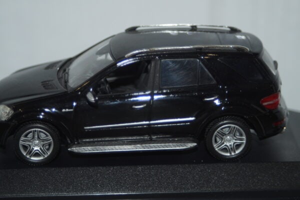 Minichamps mercedes benz ml63 amg 2008 in black 1:43 ref 400 037670