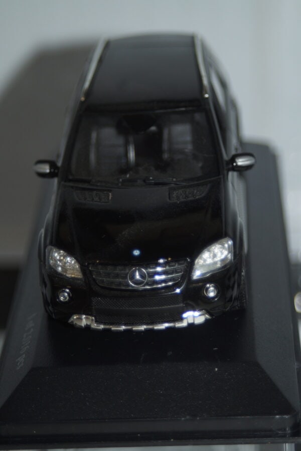 Minichamps mercedes benz ml63 amg 2008 in black 1:43 ref 400 037670