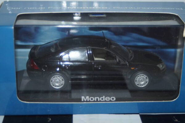 Minichamps ford mondeo in red 1:43 ref 082000