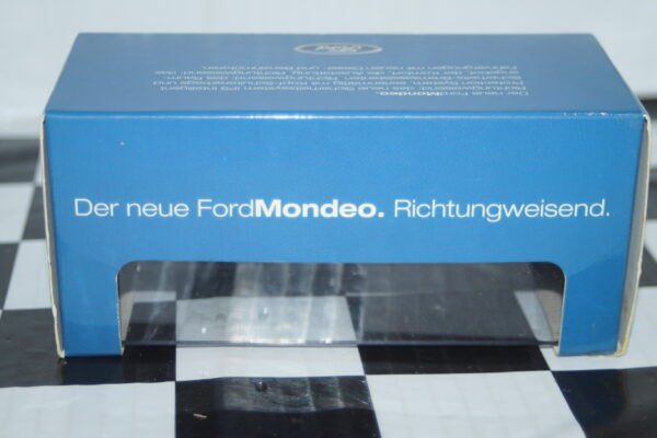 Minichamps ford mondeo in red 1:43 ref 082000