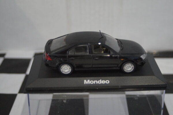 Minichamps ford mondeo in red 1:43 ref 082000