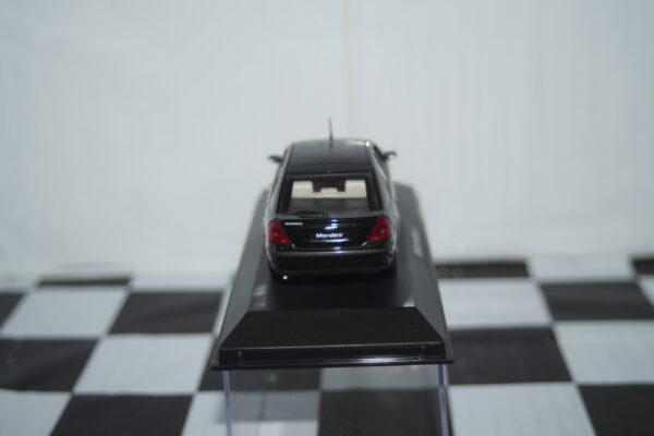 Minichamps ford mondeo in red 1:43 ref 082000