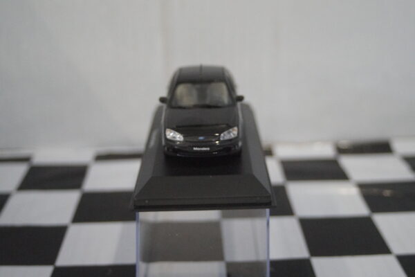 Minichamps ford mondeo in red 1:43 ref 082000