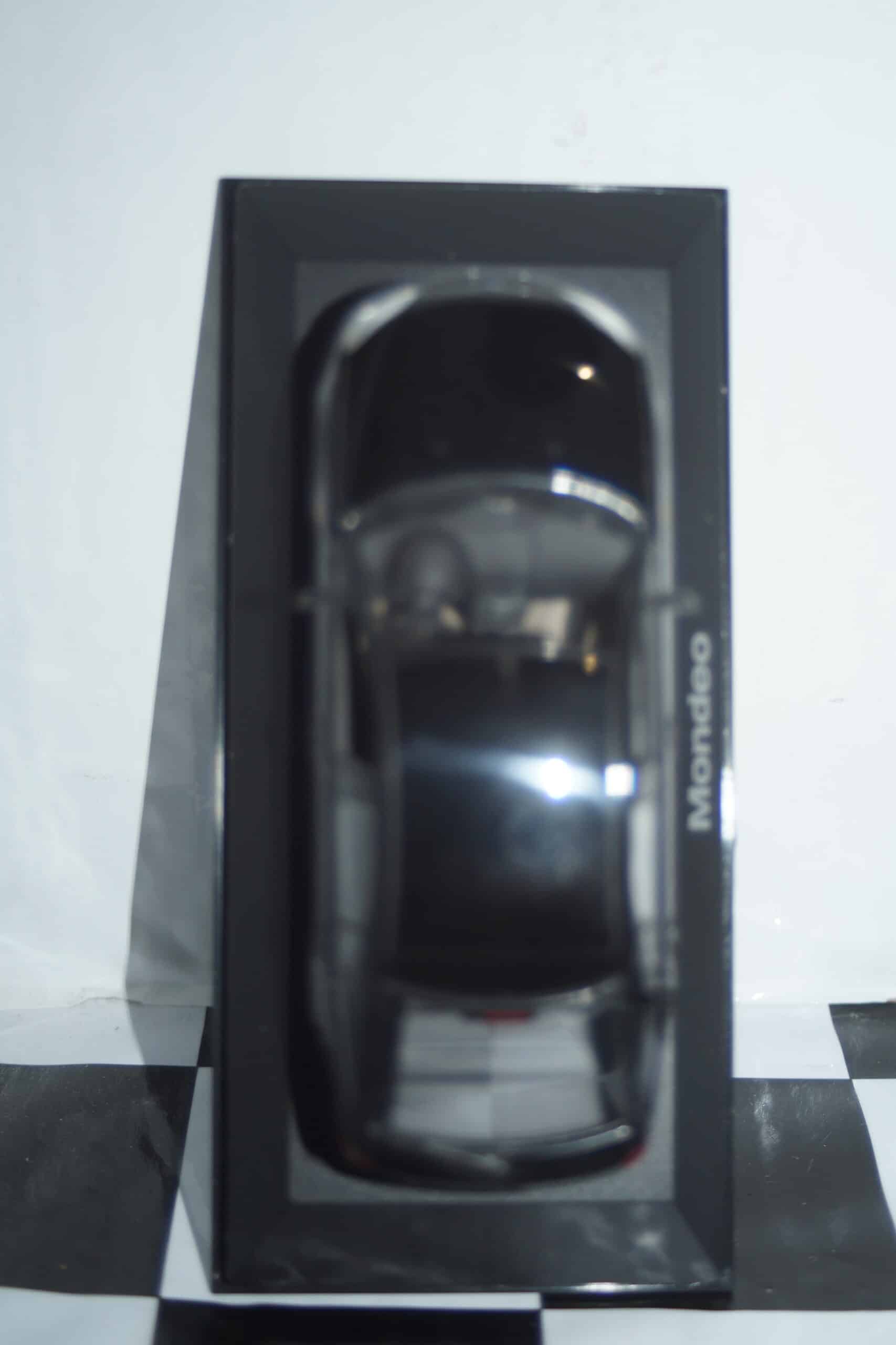 Minichamps ford mondeo in red 1:43 ref 082000