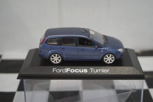 Minichamps ford focus estate blue (dealer box)  1:43