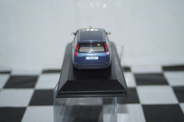 Minichamps ford focus estate blue (dealer box)  1:43