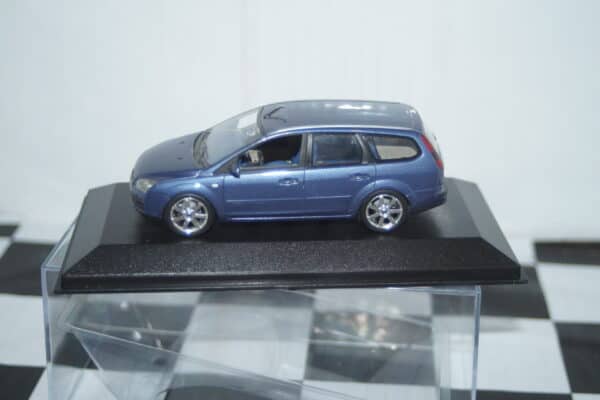 Minichamps ford focus estate blue (dealer box)  1:43