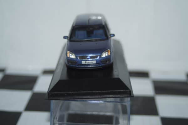 Minichamps ford focus estate blue (dealer box)  1:43