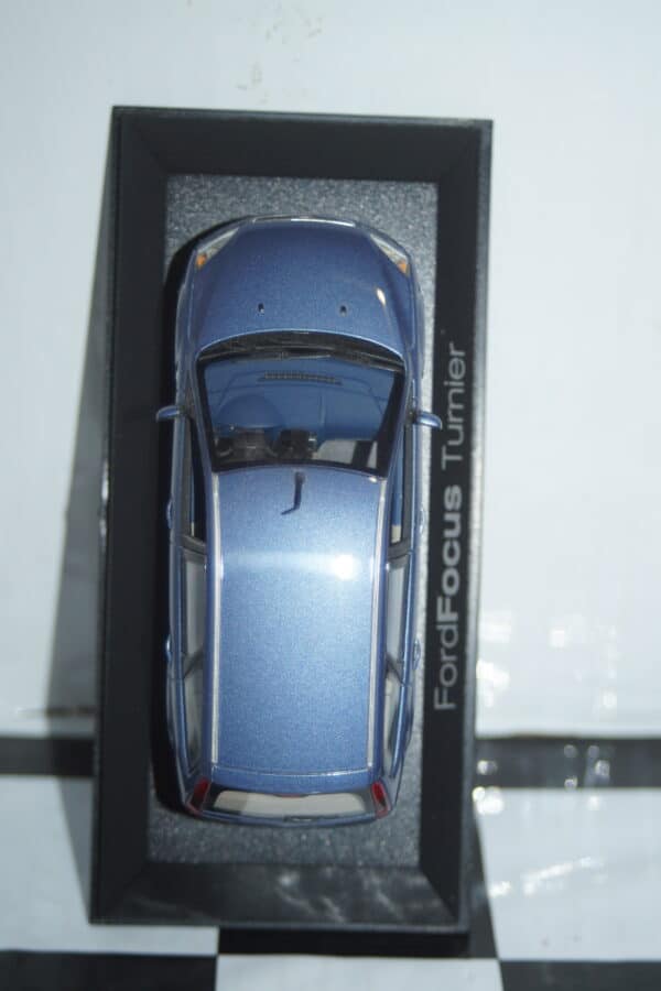 Minichamps ford focus estate blue (dealer box)  1:43