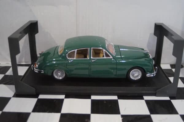 Maisto jaguar mark 2 1959 in green 1:18th ref 31833