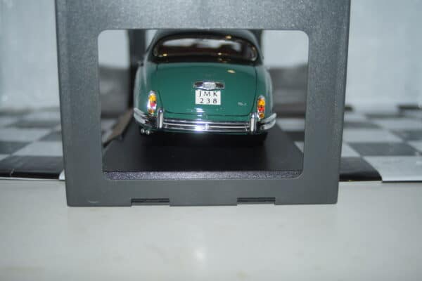 Maisto jaguar mark 2 1959 in green 1:18th ref 31833