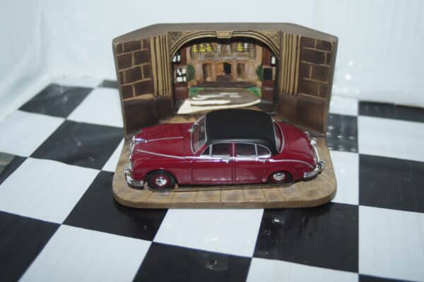 Corgi austin 1300 estate in red from fawlty towers  ref 00802 1/43rd