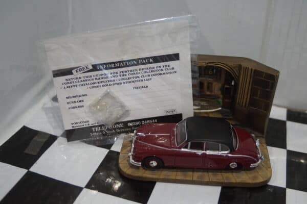 Corgi austin 1300 estate in red from fawlty towers  ref 00802 1/43rd
