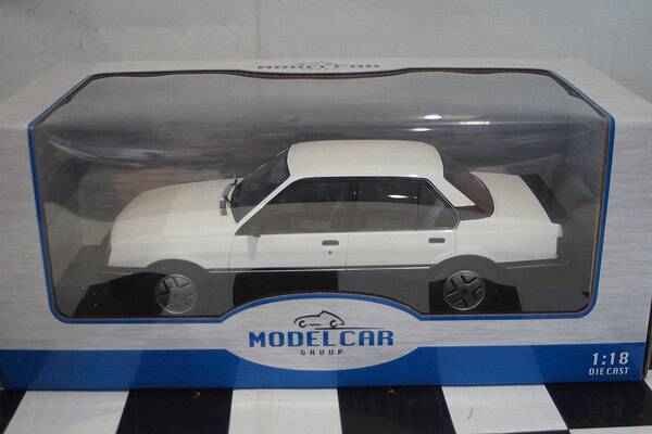 Model car group vauxhall cavalier sri rhd 1981 in white mcg18582 1:18th