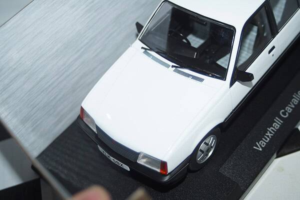 Model car group vauxhall cavalier sri rhd 1981 in white mcg18582 1:18th