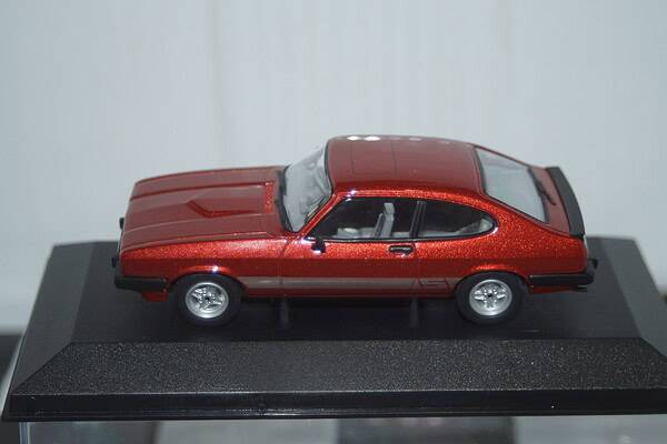 Vanguards ford capri mk3 2.0s red metallic 1/43 ref  va10824