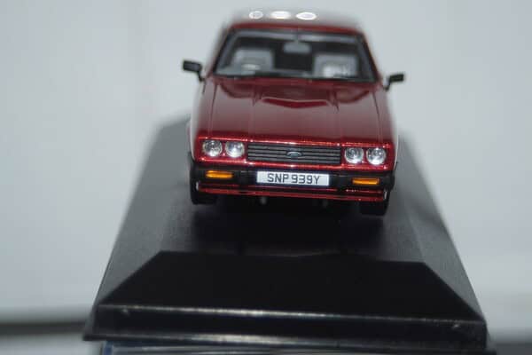 Vanguards ford capri mk3 2.0s red metallic 1/43 ref  va10824