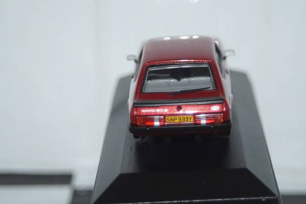 Vanguards ford capri mk3 2.0s red metallic 1/43 ref  va10824