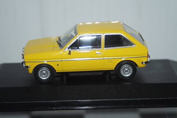 Vanguards ford fiesta mk1 1.1 ghia yellow 1/43 ref  va12513