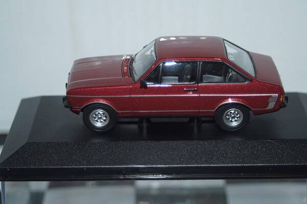 Vanguards ford escort mk2 1300 sport  red 1/43 ref  va12623