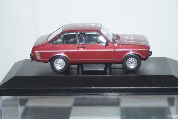 Vanguards ford escort mk2 1300 sport  red 1/43 ref  va12623