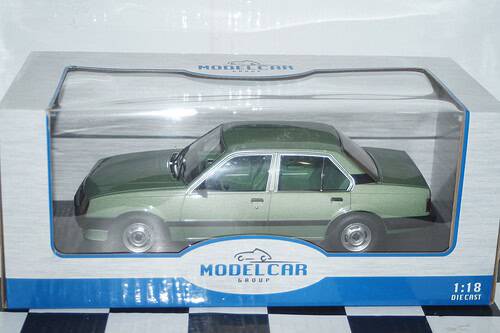 Model car group jaguar xj series 3 in green mcg18175 1:18th