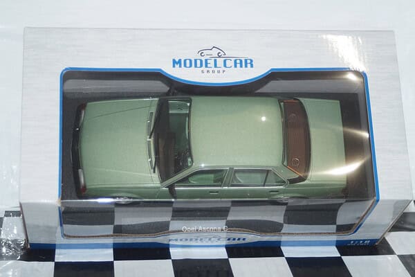 Model car group jaguar xj series 3 in green mcg18175 1:18th