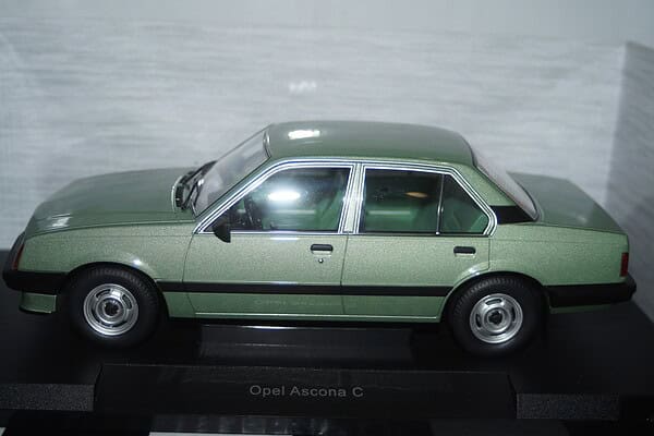 Model car group jaguar xj series 3 in green mcg18175 1:18th