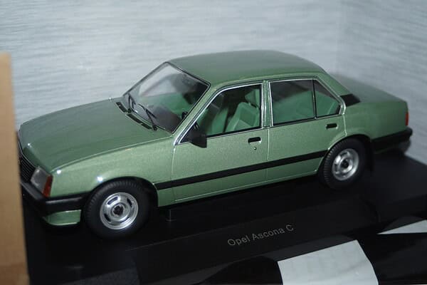 Model car group jaguar xj series 3 in green mcg18175 1:18th