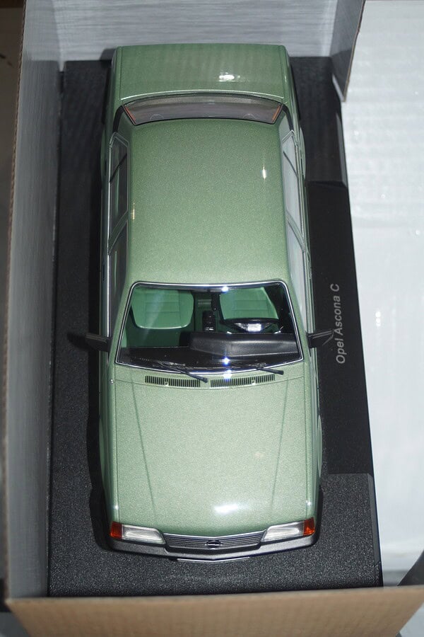 Model car group jaguar xj series 3 in green mcg18175 1:18th