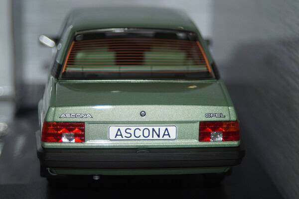 Model car group jaguar xj series 3 in green mcg18175 1:18th