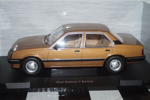 Model car group opel ascona / cavalier c berlina 1981 bronze mcg18459 1:18th