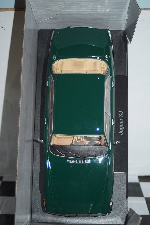 Model car group jaguar xj series 3 in green mcg18175 1:18th