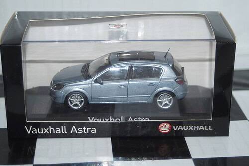 Minichamps vauxhall / opel astra 5 door hatchback blue dealer box in 1/43rd
