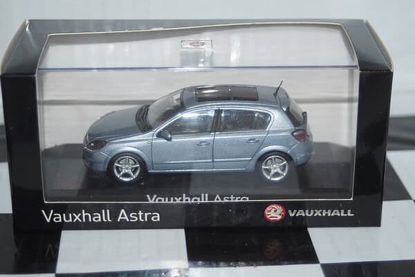 Minichamps vauxhall / opel astra 5 door hatchback blue dealer box in 1/43rd