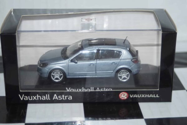 Minichamps vauxhall / opel astra 5 door hatchback blue dealer box in 1/43rd