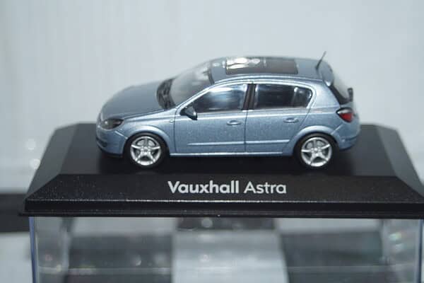 Minichamps vauxhall / opel astra 5 door hatchback blue dealer box in 1/43rd