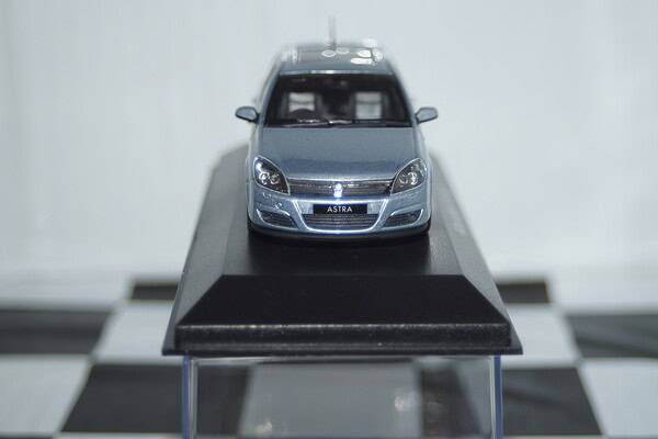 Minichamps vauxhall / opel astra 5 door hatchback blue dealer box in 1/43rd
