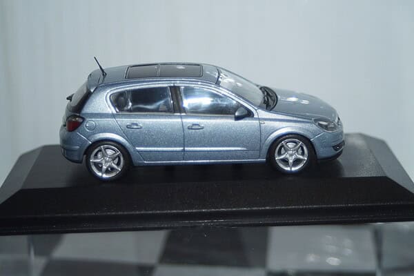 Minichamps vauxhall / opel astra 5 door hatchback blue dealer box in 1/43rd