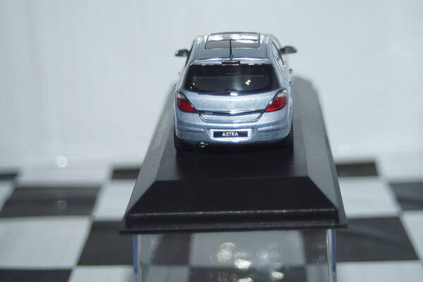 Minichamps vauxhall / opel astra 5 door hatchback blue dealer box in 1/43rd