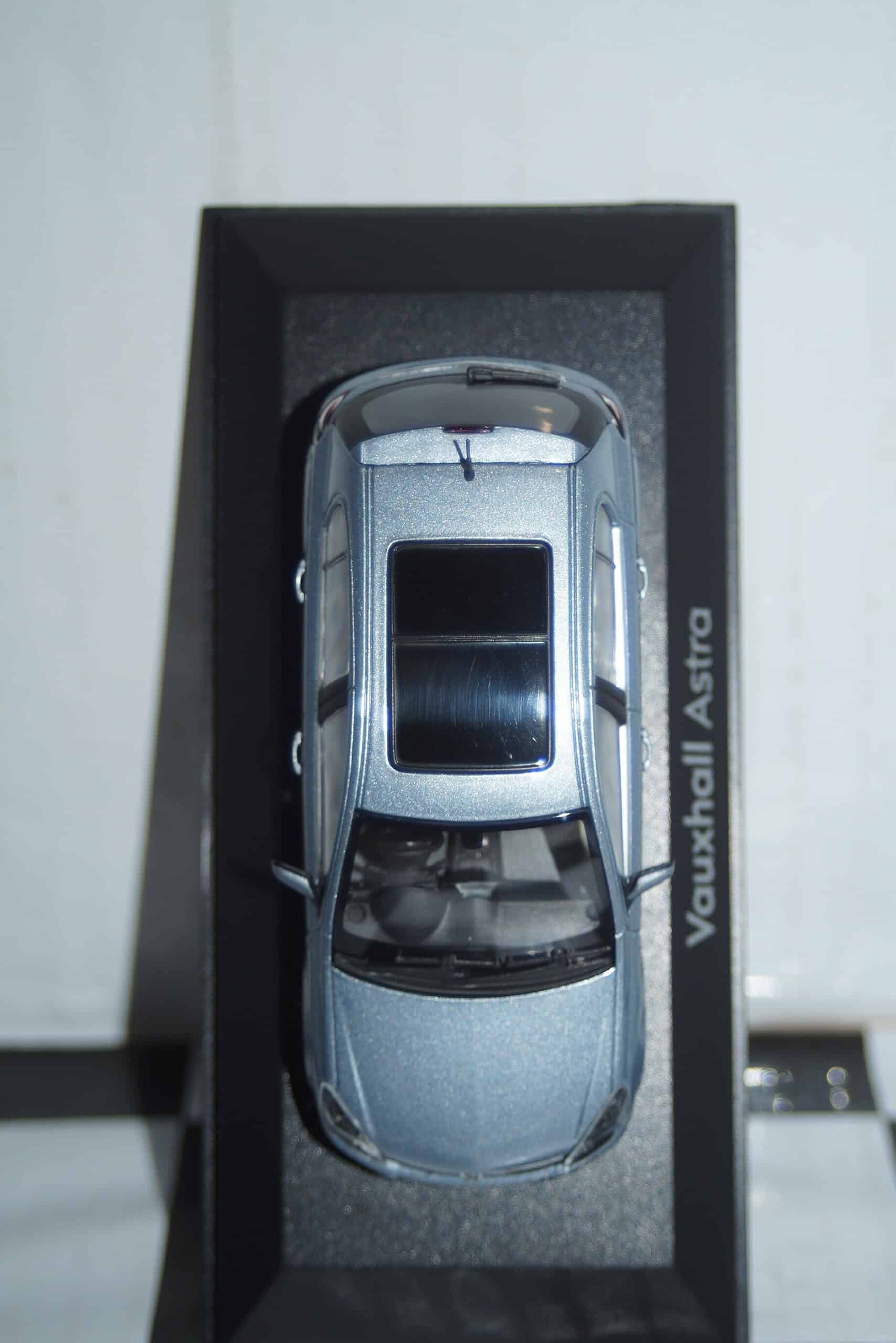 Minichamps vauxhall / opel astra 5 door hatchback blue dealer box in 1/43rd