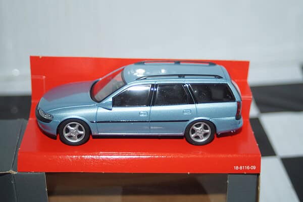 Schuco vauxhall / opel vectra estate blue in dealer box @ 1:43 scale