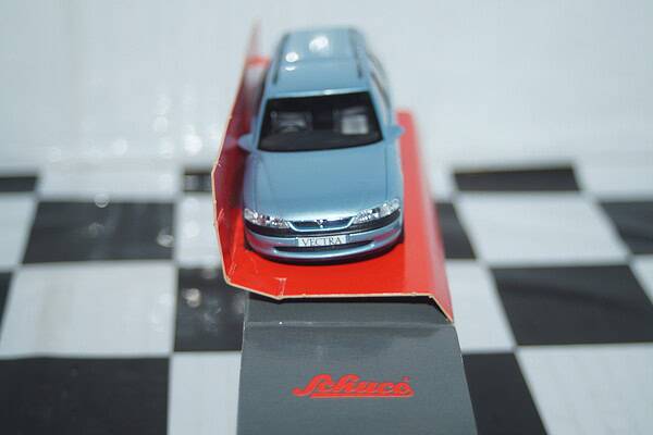 Schuco vauxhall / opel vectra estate blue in dealer box @ 1:43 scale
